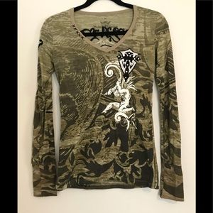 M Rebel Spirit v neck LS T dazzle embroidered